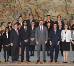 Su Alteza Real el Príncipe de Asturias junto a estudiantes y profesores participantes en el Chazen Study Tour 2013